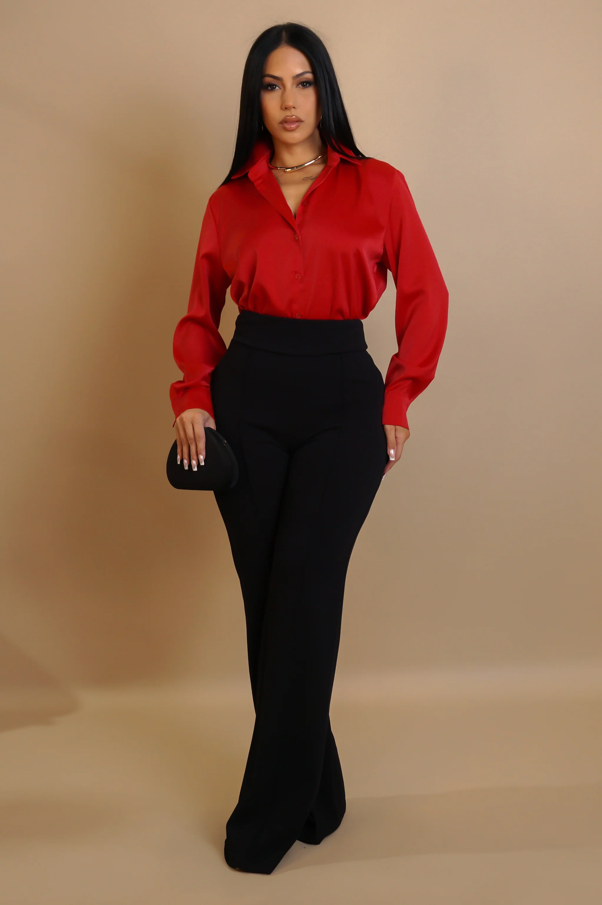 Ensemble chemise rouge et pantalon noir